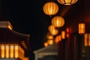 《旧唱片行》木质货架上成排的黑胶唱片